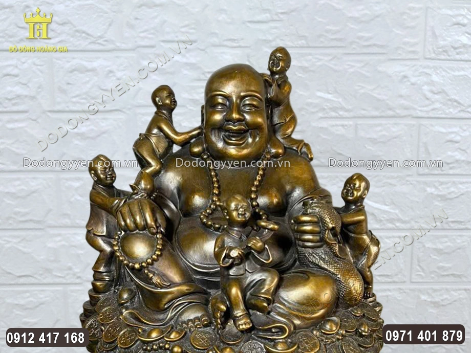 Từng họa tiết hoa văn tr&ecirc;n bức tượng được chạm khắc sắc n&eacute;t